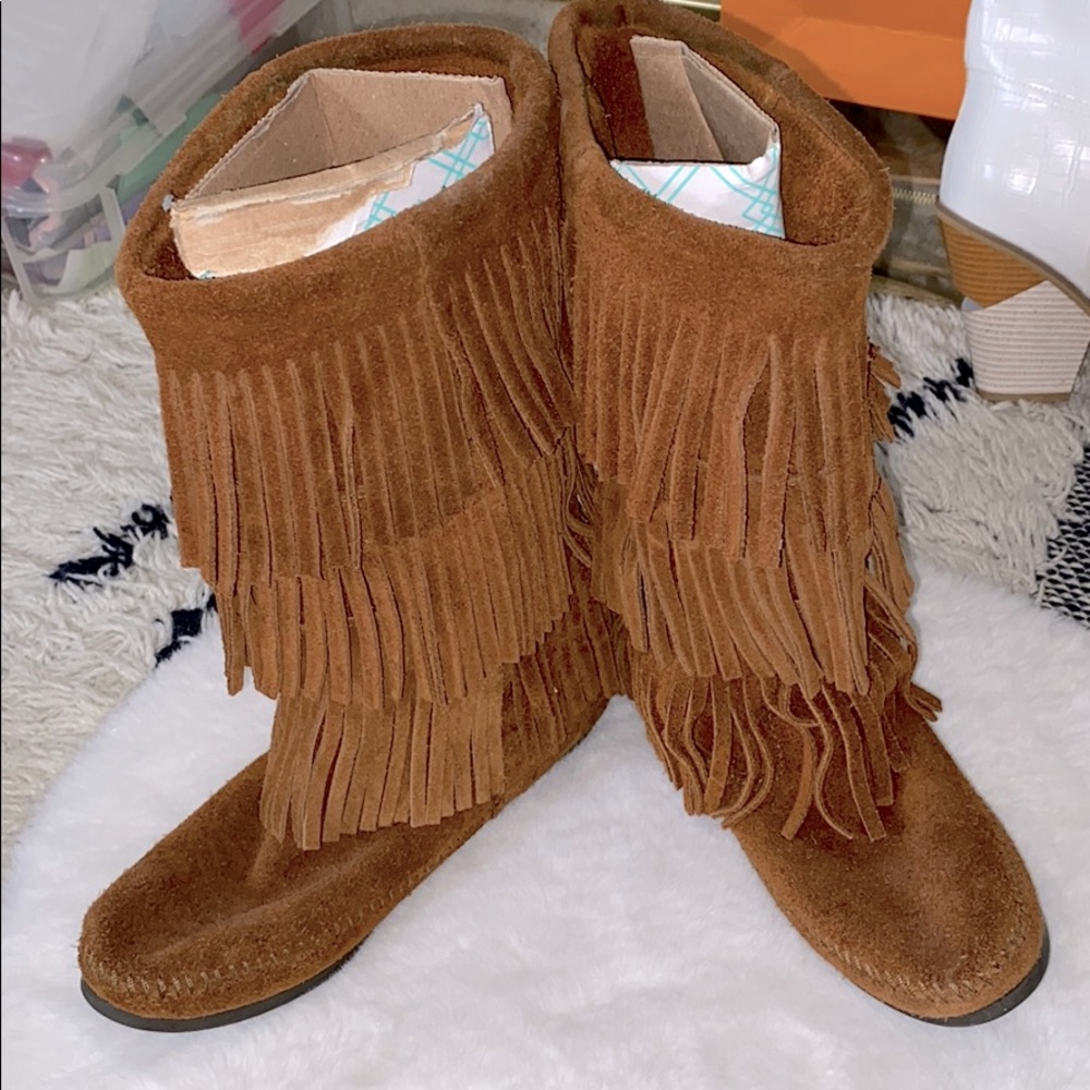 Minnetonka Tan 3-later fringe boho boot